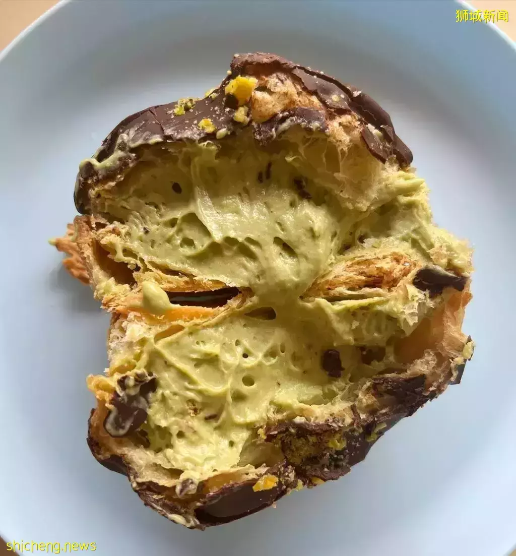 季节限定美食🤤 Beard Papa's草莓爆浆泡芙来了~ 一口下去奶油直接在嘴里炸开