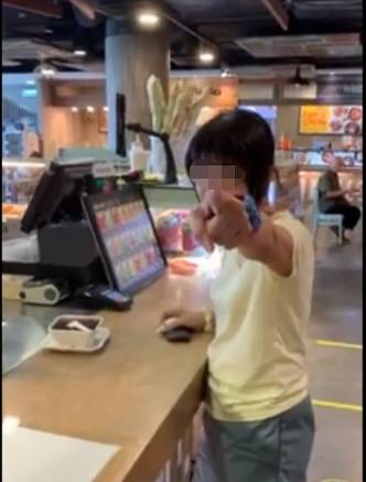 新加坡无罩男VS无罩女,不戴口罩如此嚣张你爸难道也是李刚