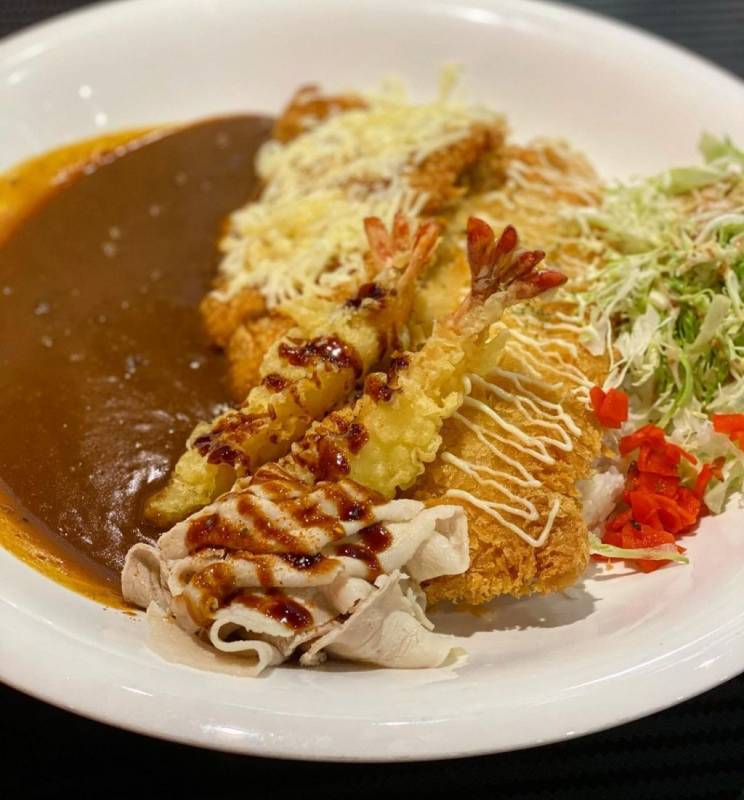 盤比臉大的日式靈魂咖喱飯🍛！ 料超足+量超大！新店開張隱藏菜色大公開！新店開張還有特價券可領喔