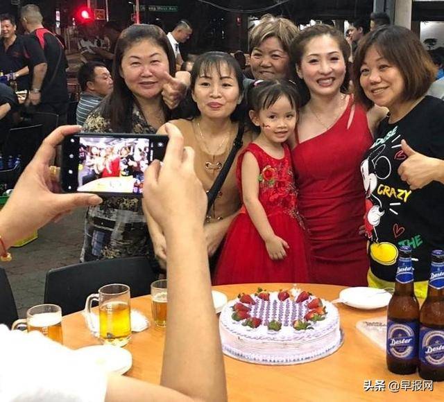 新加坡咖啡店一景：啤酒女郎 斟飲之間 不關風月