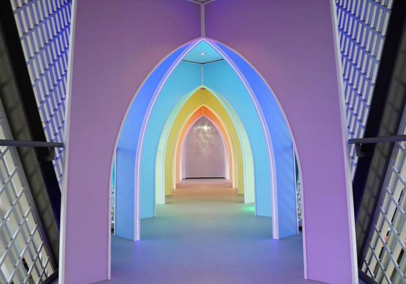 免費入場❤️Downtown East霓虹裝置打卡點，彩虹隧道+夢幻階梯🌈✨倒數迎接聖誕啦！🎄