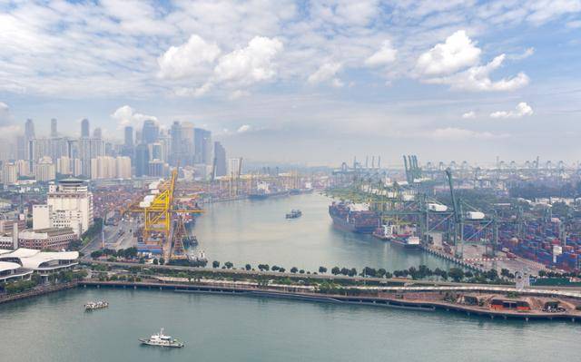 马六甲海峡不收费，弹丸之地的新加坡到底靠什么挣钱