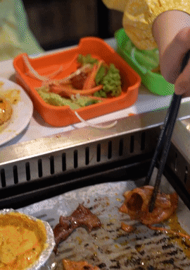 锅底限时免费!新加坡这家店烤涮双享:70种菜品、实现吃肉自由