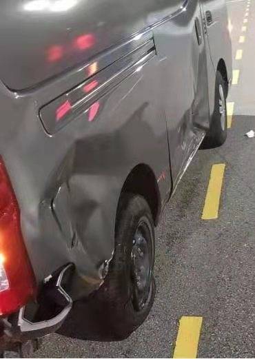 醉驾的人都不怕死吗,布莱德路汽车司机醉驾撞货车被捕