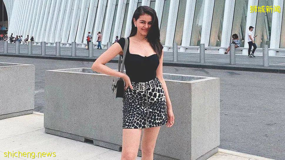 实拍!新加坡红衣男偷拍女子裙底被抓,当场跪下