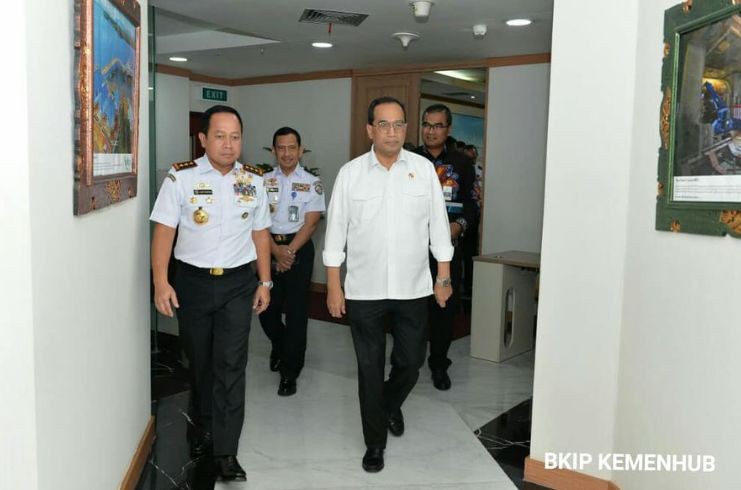 印尼交通部长确诊患新冠肺炎，当地医疗人员穿雨衣防护治病