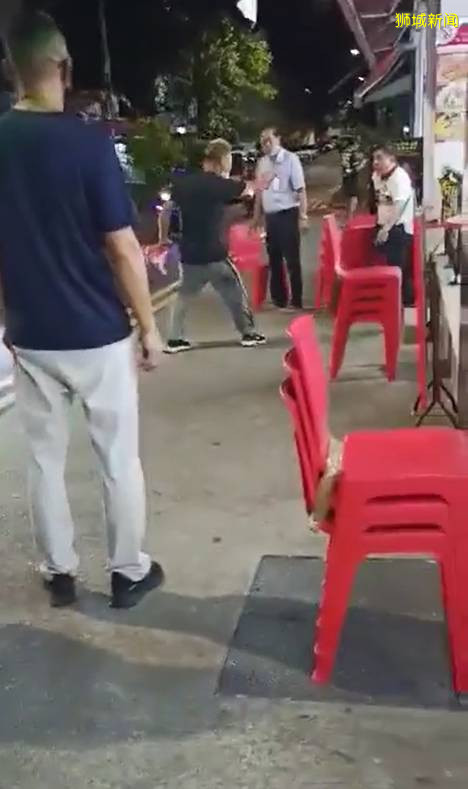 新加坡芽笼这个地方有多野?安哥开车反复冲撞另一辆车