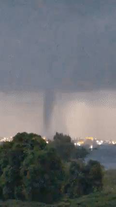 實拍！新加坡再現“水龍卷”！水柱直沖雲霄，猶如末日