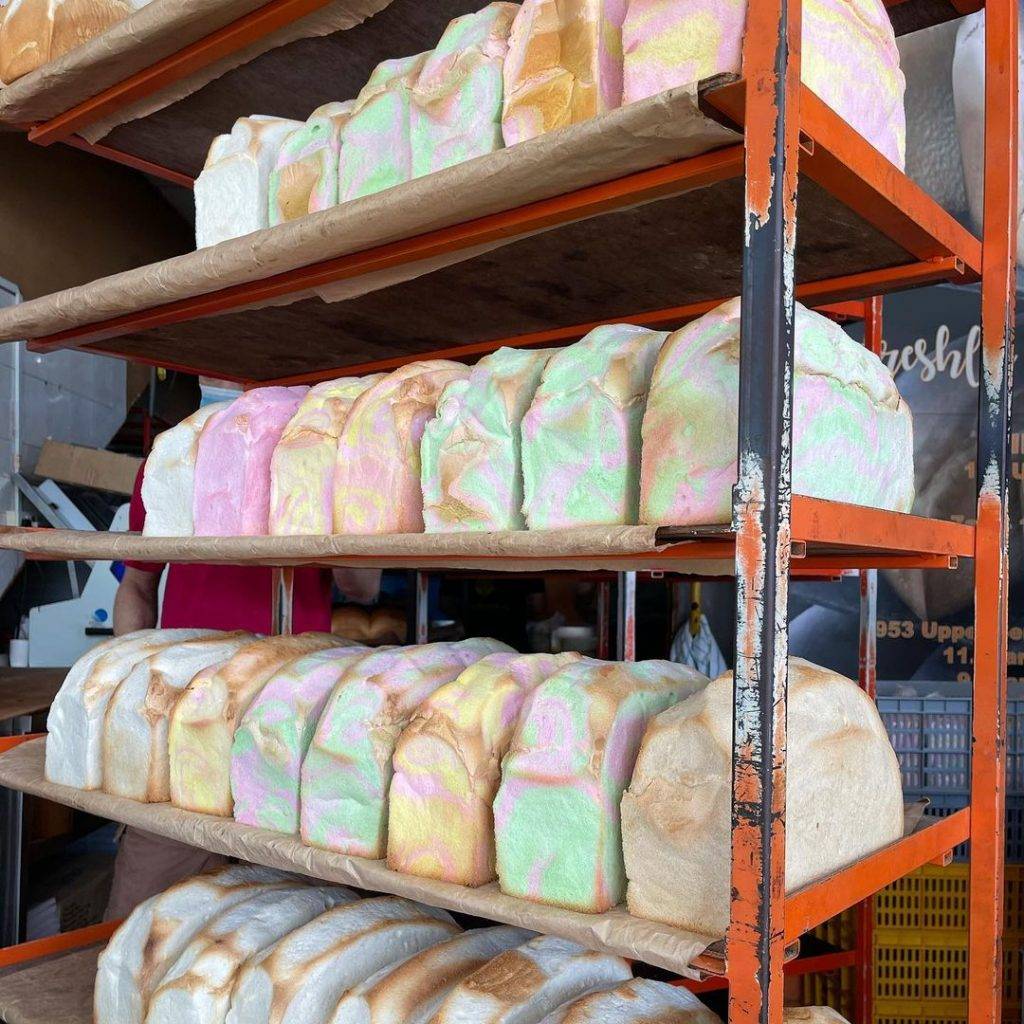 传统美食热烘烘!挂着彩虹的厚吐司🌈 新加坡老字号面包坊🍞经典美味,飘香千里