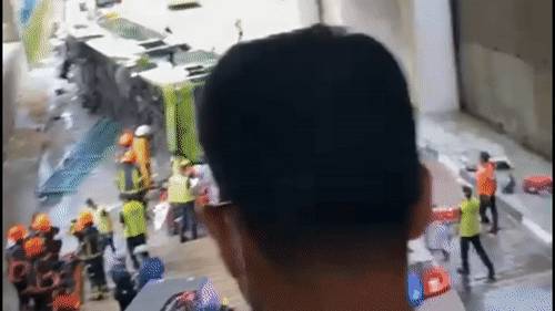 突发!新加坡一巴士从高处摔下,90度翻车窗户全碎!14人被紧急送往医院