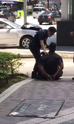 新加坡闹市区上演追逐战,肇事轿车失控撞向地铁站出口