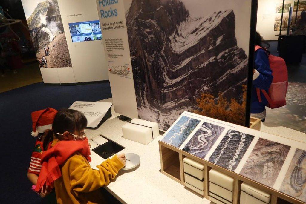 增廣見聞去👣科學館Earth Live地球展覽🌍懸空漂浮地球、AR沙箱投影，展出亮點逐個看✨