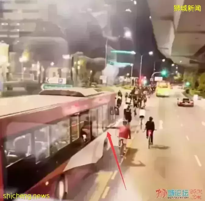 新加坡上百名腳踏車“霸占”巴士車道,公然挑釁、逼停大巴車