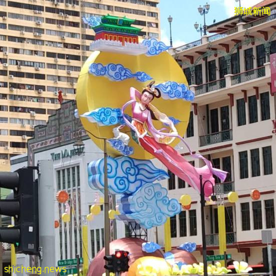 昨晚,新加坡牛车水中秋亮灯!“嫦娥好看得像整过容……”