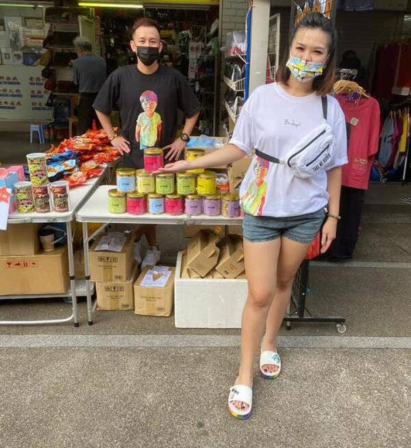 疫中求存 歌台夫妻档 裕廊西摆路边摊