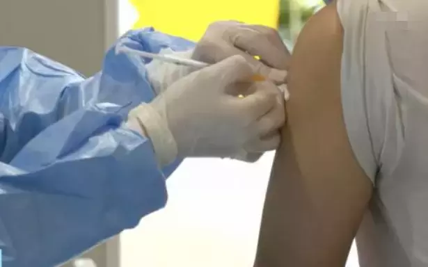 活该！反疫苗组织创办人和医疗人员涉提交虚假疫苗接种情况被捕