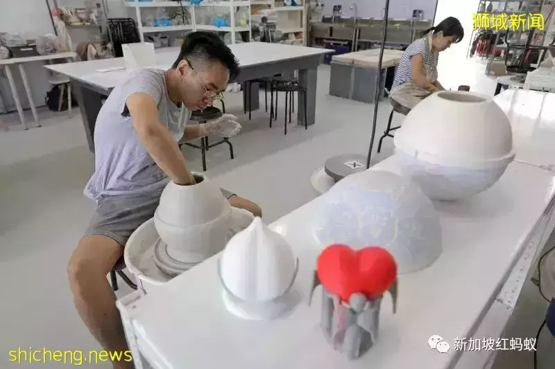 不忌諱討論身後事:新加坡老人爲自己設計個性化骨灰甕