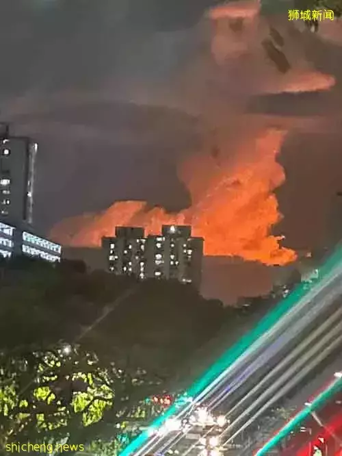 新加坡夜空现神秘火光 是大火？还是炼油厂