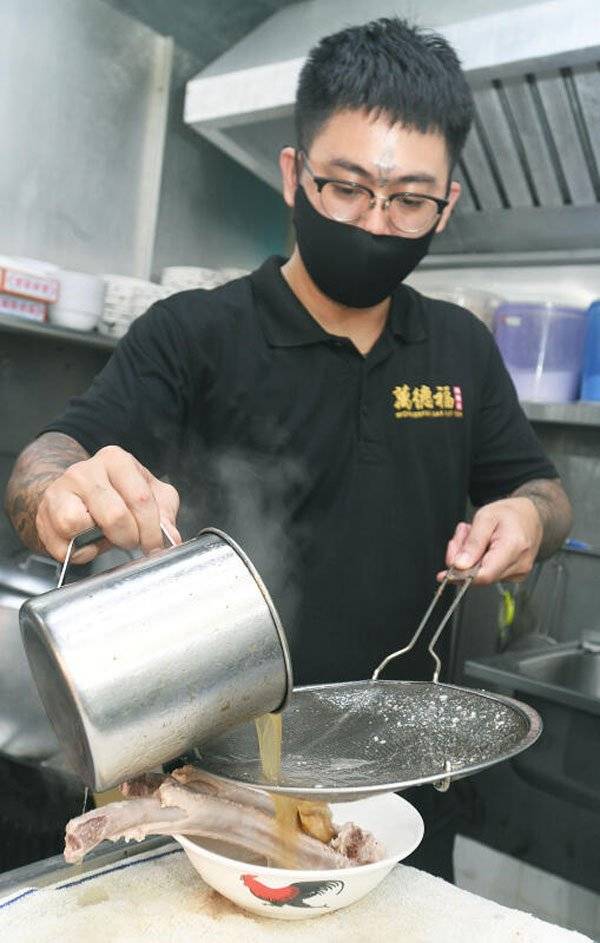 前囚犯和社工 合开肉骨茶摊 