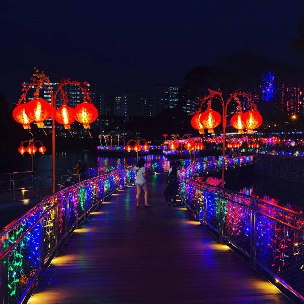 春節換裝添喜氣!Bukit Panjang浮動步道開啓新春模式🧧氣派燈籠陣、炫彩裝飾亮燈啦