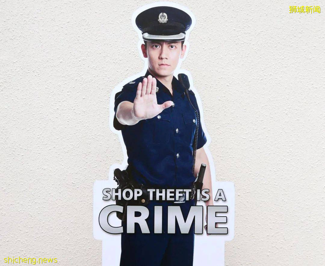 新加坡天天站超市門口的最帥警察，升官當局長了