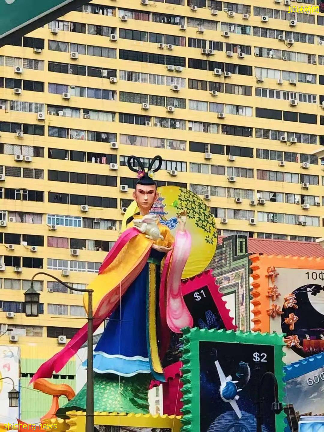 昨晚,新加坡牛车水中秋亮灯!“嫦娥好看得像整过容……”