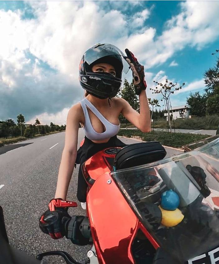 新加坡重机女神IG打卡照超吸睛,曾驱车8000公里上珠峰大本营筹款