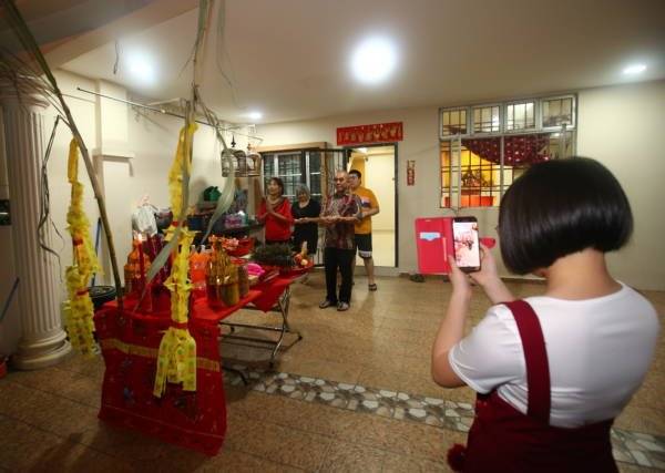 【柔佛人头条】人在狮城另类团聚 隔屏参与 线上拜天公 