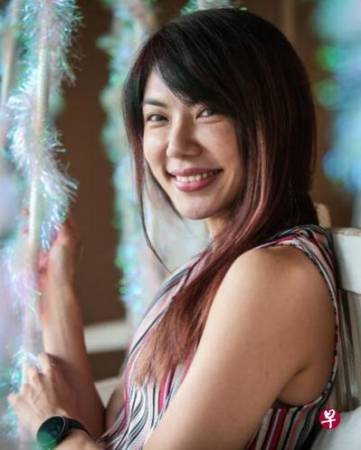 潘淑钦考获健身教练执照 40岁练出马甲线 