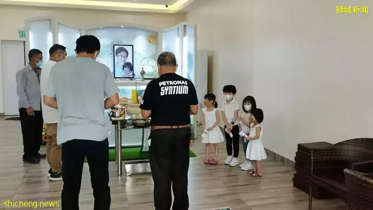 勿洛火患丧命两父女昨早马国家乡出殡 亲友哀送最后一程