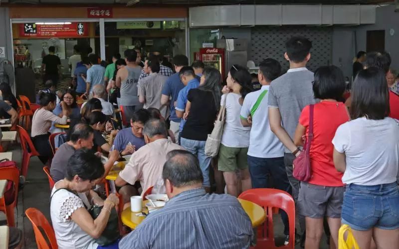 “我在新加坡食阁吃饭时，竟被逼买饮料！”