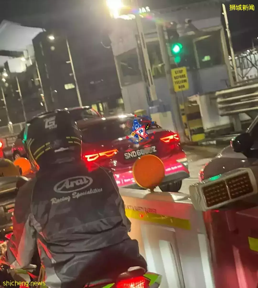 新馬關卡用肉身擋車徒手拆車牌,涉案女子被馬警方逮捕後稱“我很好”