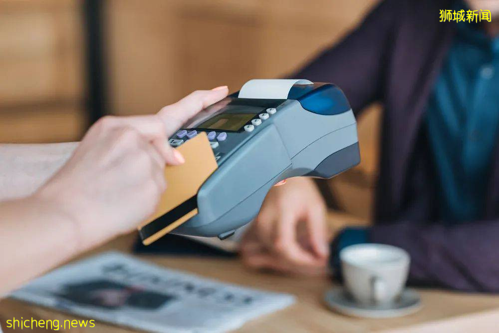 骗完亲爹骗女友!新加坡男子盗用20万+新币,称因被中国伙伴骗