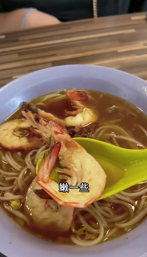 人氣爆棚！新加坡老字號蝦面：$6新幣起一碗，蝦湯濃郁，口口有蝦黃