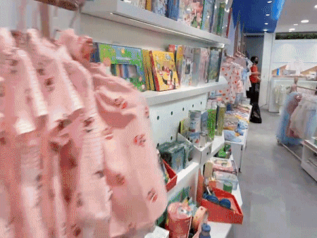 我们挖到了新加坡宝藏童装品牌,新年亲子装穿出了明星的感觉