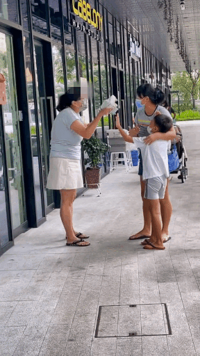 新加坡一诊所起争执:妇女大闹乱扔物品,员工踢婴儿车报复