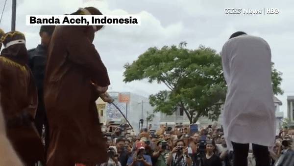 实拍!印尼19岁男子被当街鞭刑146下!打得比新加坡还狠