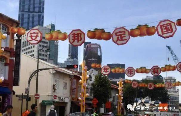 牛车水中秋灯饰标语雷人,作曲家吐槽:新加坡中文系被当作“摆设”吗