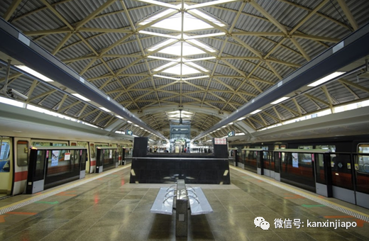 新加坡地铁奇葩一幕！车厢内高挂脚踏车，男子狂飙粗口警告乘客