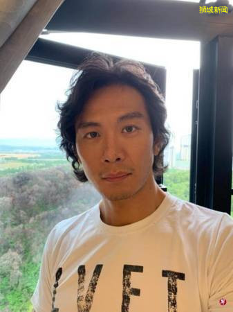 戚玉武來啦！苦等3個月 終越堤拍戲