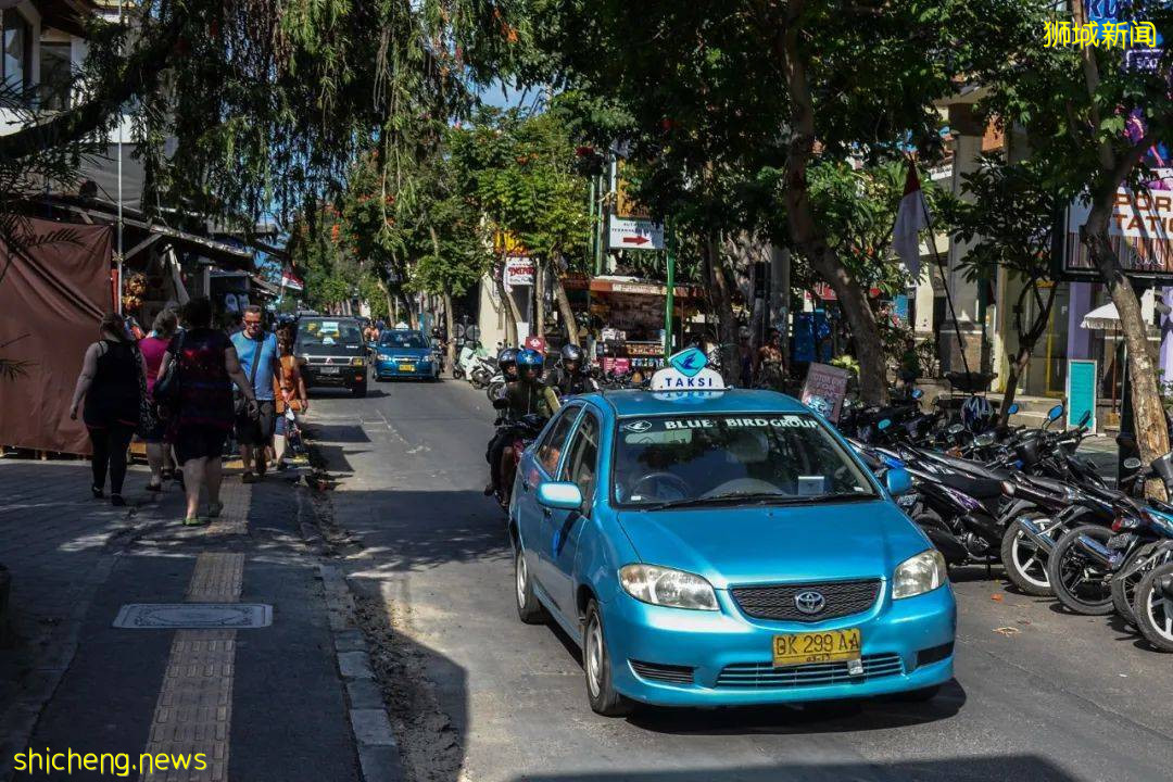 印尼淪陷!日增近4萬例、上千人死亡!警察扮鬼、民衆搶牛奶,新加坡送救援物資