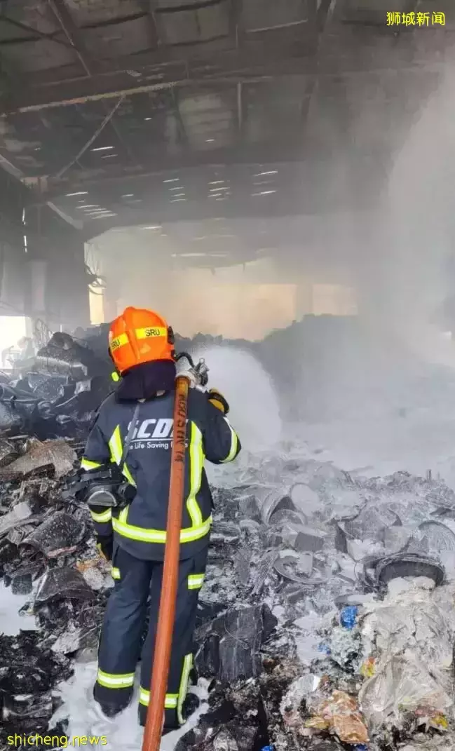 新加坡一处仓库昨早突发大火所幸没有人员受伤