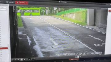 监控曝光!新加坡巴士坠落翻车这个人死里逃生,65岁司机被逮捕