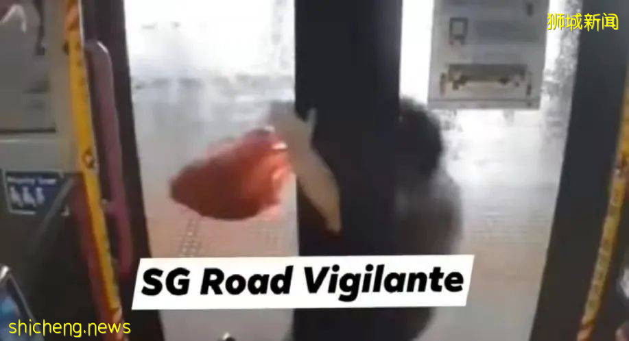 太危险！新加坡巴士夹住乘客，半截身子挂门外