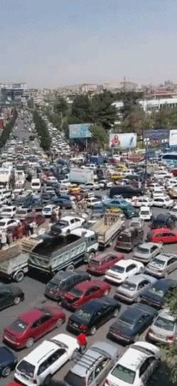 李光耀又“神預言”了美國和阿富汗？一夜變天！難民扒飛機高空跌落，自拍視頻曝光