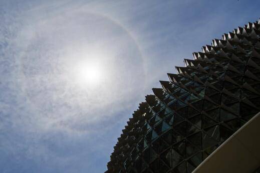 美翻了！新加坡絕美太陽光暈如帶“美瞳”，刷爆朋友圈