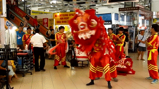 舞狮穿裙子跳踢踏舞被批反传统，妆艺游行表演紧急喊咔