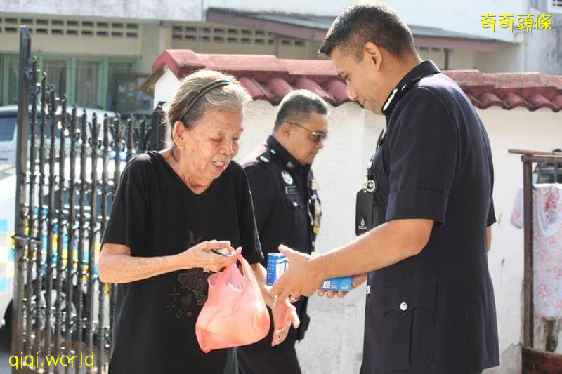 感念儿时常受恩惠.灵市警区主任送华裔老妇包子口罩 