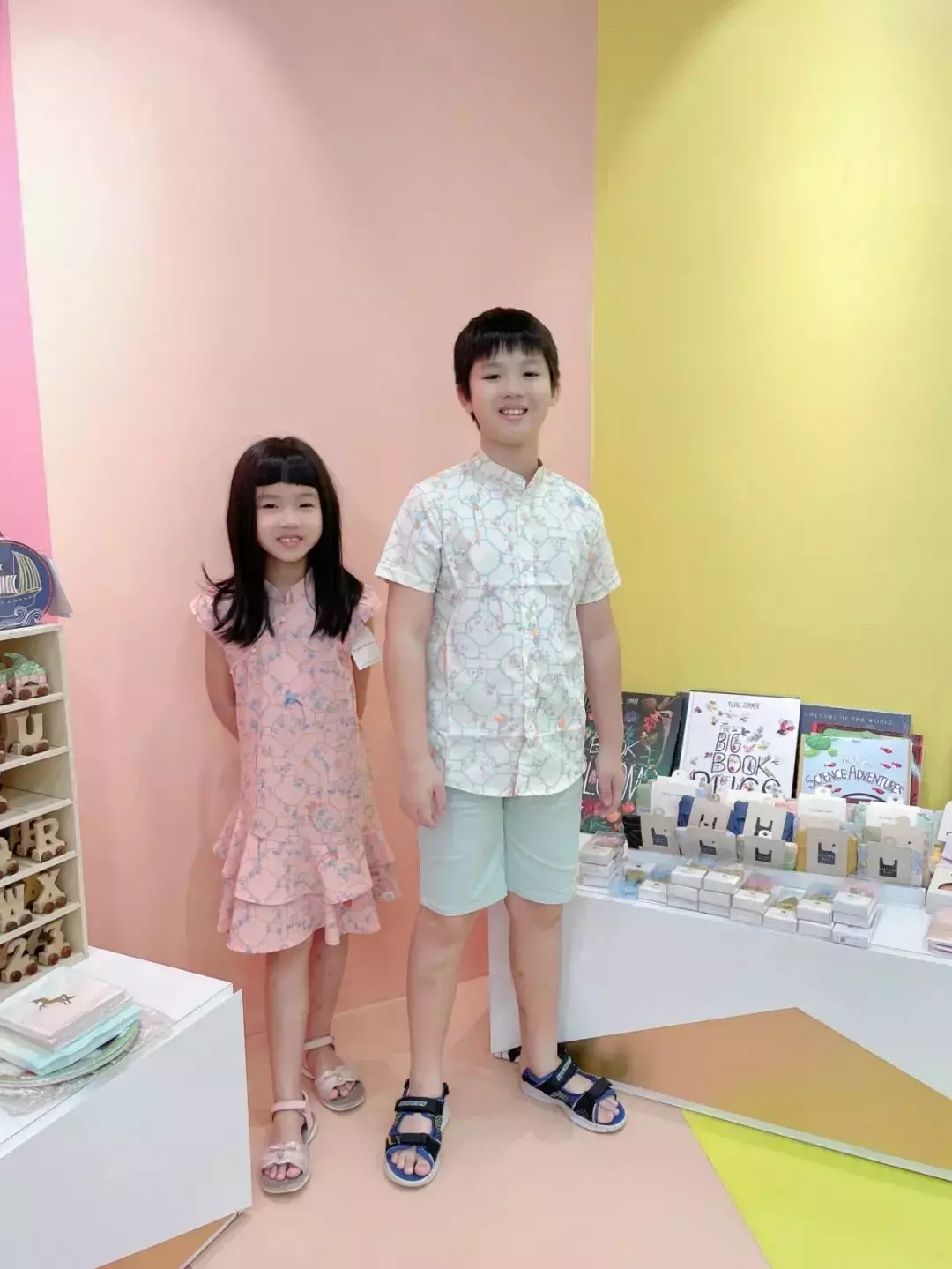 我们挖到了新加坡宝藏童装品牌,新年亲子装穿出了明星的感觉