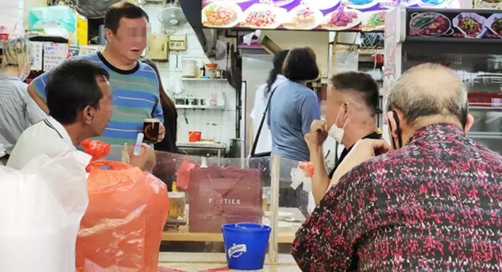 泰国美女街头无“罩”半裸卖煎饼！新加坡也出现过